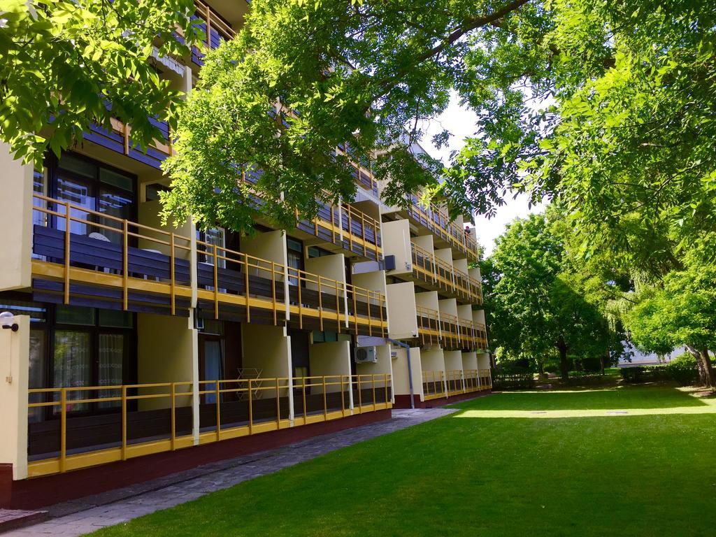 Kosztolanyi Apartmanhaz Balatonfured Exterior photo
